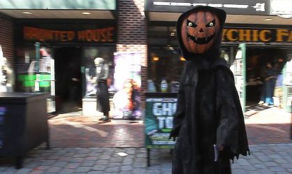 Pessoa fantasiada passa pela Witch Mansion, em Salem