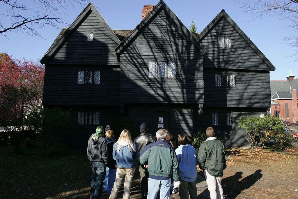 Multidão se reúne do lado de fora da Witch House, na Essex Street, uma das poucas casas sobreviventes em Salem, diretamente envolvida na caça às bruxas de 1692 / Mark Wilson/The Boston Globe via Getty Images