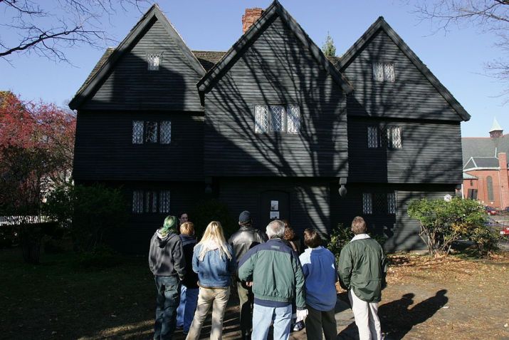Multidão se reúne do lado de fora da Witch House, na Essex Street, uma das poucas casas sobreviventes em Salem, diretamente envolvida na caça às bruxas de 1692 / Mark Wilson/The Boston Globe via Getty Images