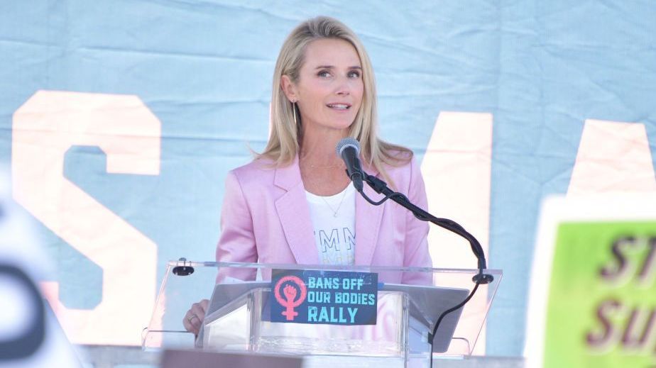 Jennifer Siebel Newsom fala no palco no Dia Nacional de Ação da Fundação Marcha das Mulheres em 14 de maio de 2022 em Los Angeles, Califórnia