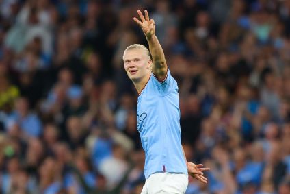 Erling Haaland, do Manchester City, comemora após marcar o terceiro gol de sua equipe e comemora seu hat-trick durante a partida da Premier League entre Manchester City e Nottingham Forest no Etihad Stadium em 31 de agosto de 2022 em Manchester, Inglaterra.