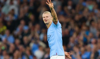 Erling Haaland, do Manchester City, comemora após marcar o terceiro gol de sua equipe e comemora seu hat-trick durante a partida da Premier League entre Manchester City e Nottingham Forest no Etihad Stadium em 31 de agosto de 2022 em Manchester, Inglaterra.