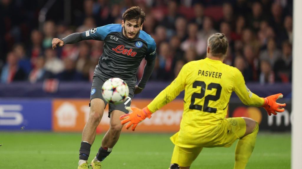 Khvicha Kvaratskhelia, do Napoli, marca o quinto gol de sua equipe contra o Ajax, durante a partida do grupo A da Cahmpions League em 04 de outubro de 2022 em Amsterdã, Holanda