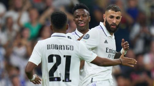 Vinicius Junior. do Real Madrid. comemora com Karim Benzema e Rodrygo Goes depois de marcar o segundo gol do time durante a partida do grupo F da UEFA Champions League contra o Shakhtar Donetsk em 05 de outubro de 2022
