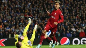 Roberto Firmino, do Liverpool, comemora depois de marcar o segundo gol de sua equipe durante a partida do grupo A da Liga dos Campeões da UEFA contra o Rangers FC em 12 de outubro de 2022