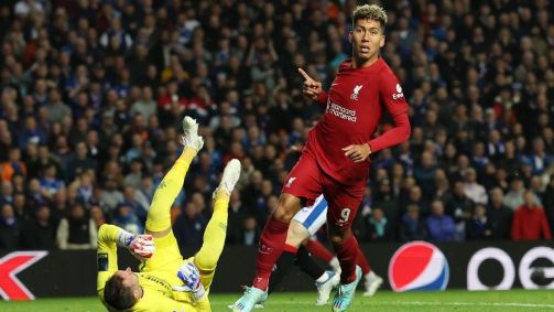 Roberto Firmino, do Liverpool, comemora depois de marcar o segundo gol de sua equipe durante a partida do grupo A da Liga dos Campeões da UEFA contra o Rangers FC em 12 de outubro de 2022