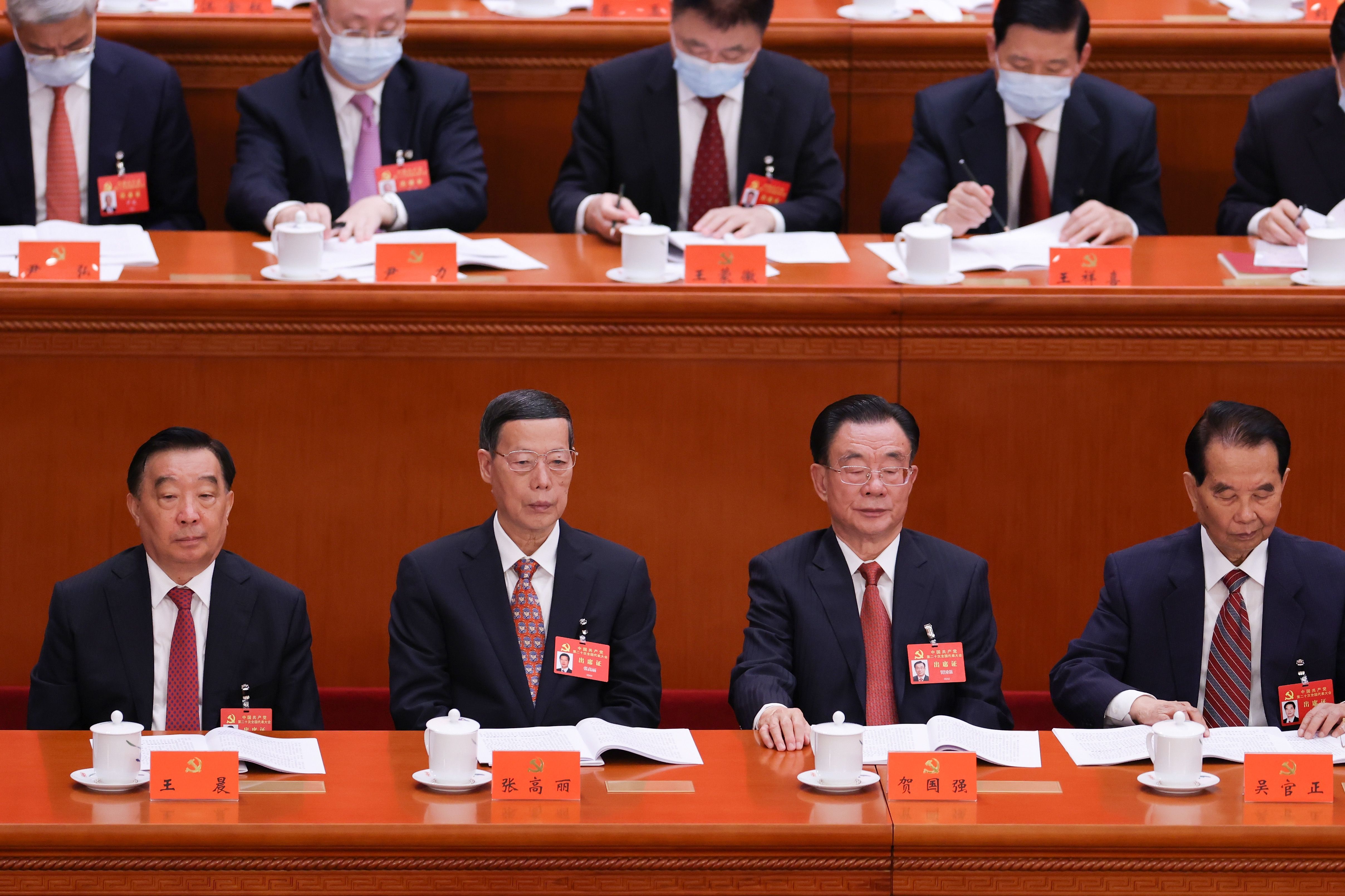 Da esquerda para a direita, na primeira fila, os dirigentes Wang Chen, Zhang Gaoli, He Guqiang e Wu Guanzheng na abertura do 20º Congresso Nacional do Partido Comunista Chinês. / Lintao Zhang/Getty Images