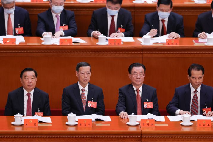 Da esquerda para a direita, na primeira fila, os dirigentes Wang Chen, Zhang Gaoli, He Guqiang e Wu Guanzheng na abertura do 20º Congresso Nacional do Partido Comunista Chinês. / Lintao Zhang/Getty Images