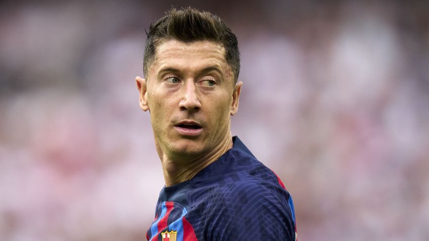 Robert Lewandowski do FC Barcelona assiste durante a partida da LaLiga Santander entre Real Madrid CF e FC Barcelona no Estádio Santiago Bernabeu em 16 de outubro de 2022 em Madri, Espanha. Diego Souto/Quality Sport Images/Getty Images