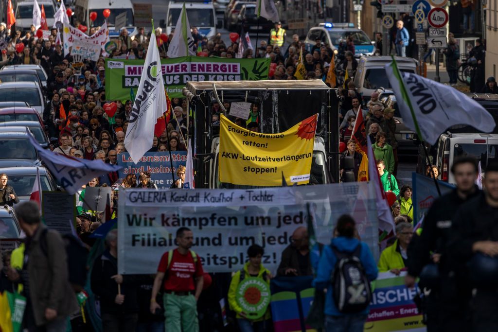 Manifestantes marcham para exigir mudança contínua para fontes de energia renováveis e redução da dependência de combustíveis fósseis, em 22 de outubro de 2022 em Berlim, Alemanha