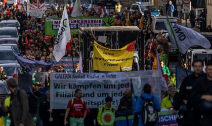 Manifestantes marcham para exigir mudança contínua para fontes de energia renováveis e redução da dependência de combustíveis fósseis, em 22 de outubro de 2022 em Berlim, Alemanha
