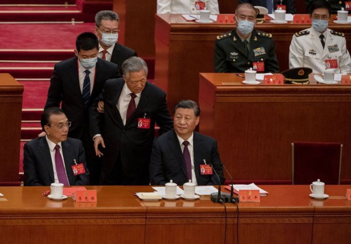 Ex-presidente Hu Jintao é retirado do 20º Congresso Nacional do Partido Comunista da China, no dia 22 de outubro; Jintao tenta falar com Xi Jinping, mas é retirado do local por um assessor do governo chinês / Kevin Frayer/Getty Images