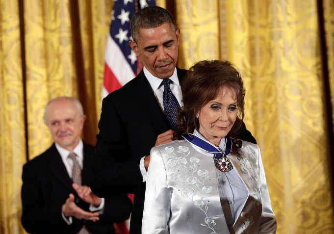 O então presidente Barack Obama concede a Medalha Presidencial da Liberdade a Loretta Lynn em 2013. Win McNamee/Getty Images