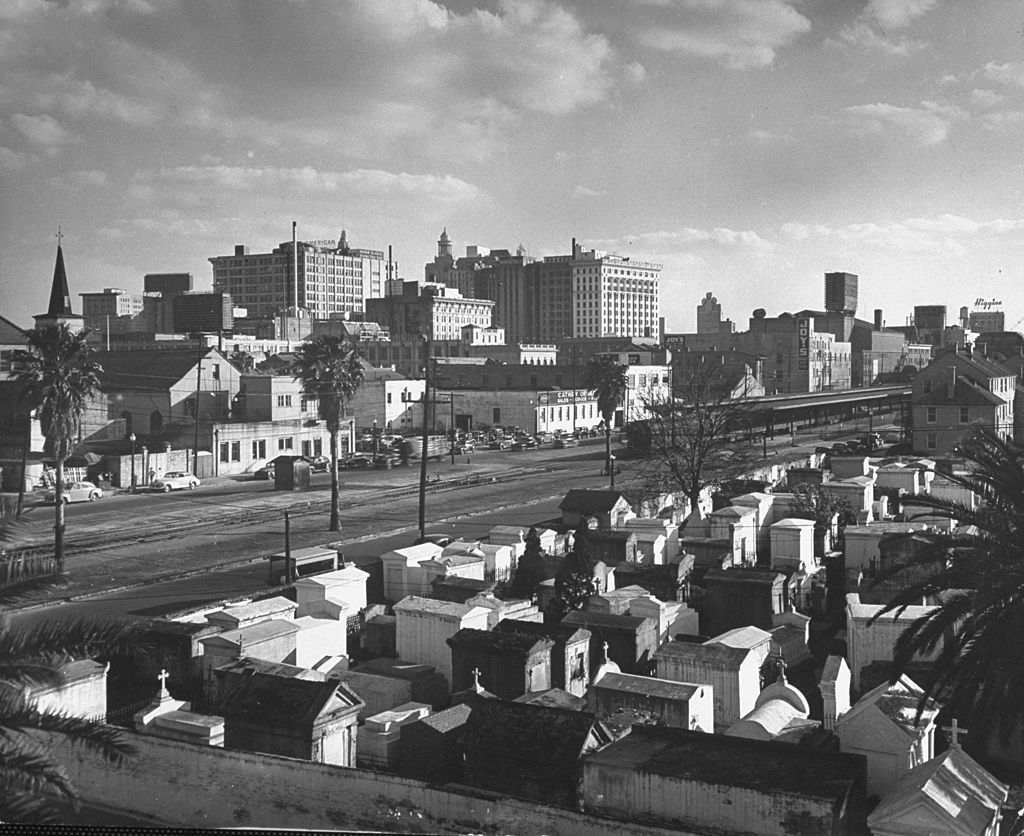Vista do Cemitério St. Louis nº 1 com túmulos de antigas famílias de escravos, abril de 1946 / Jerry Cooke/Getty Images