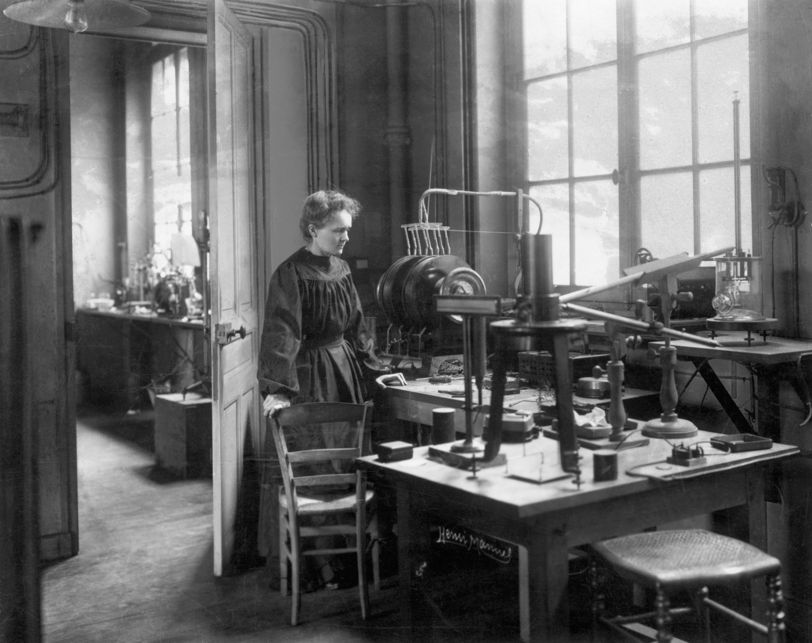 Em rara fotografia, Marie Curie aparece em seu laboratório, em 1905. / Getty Images