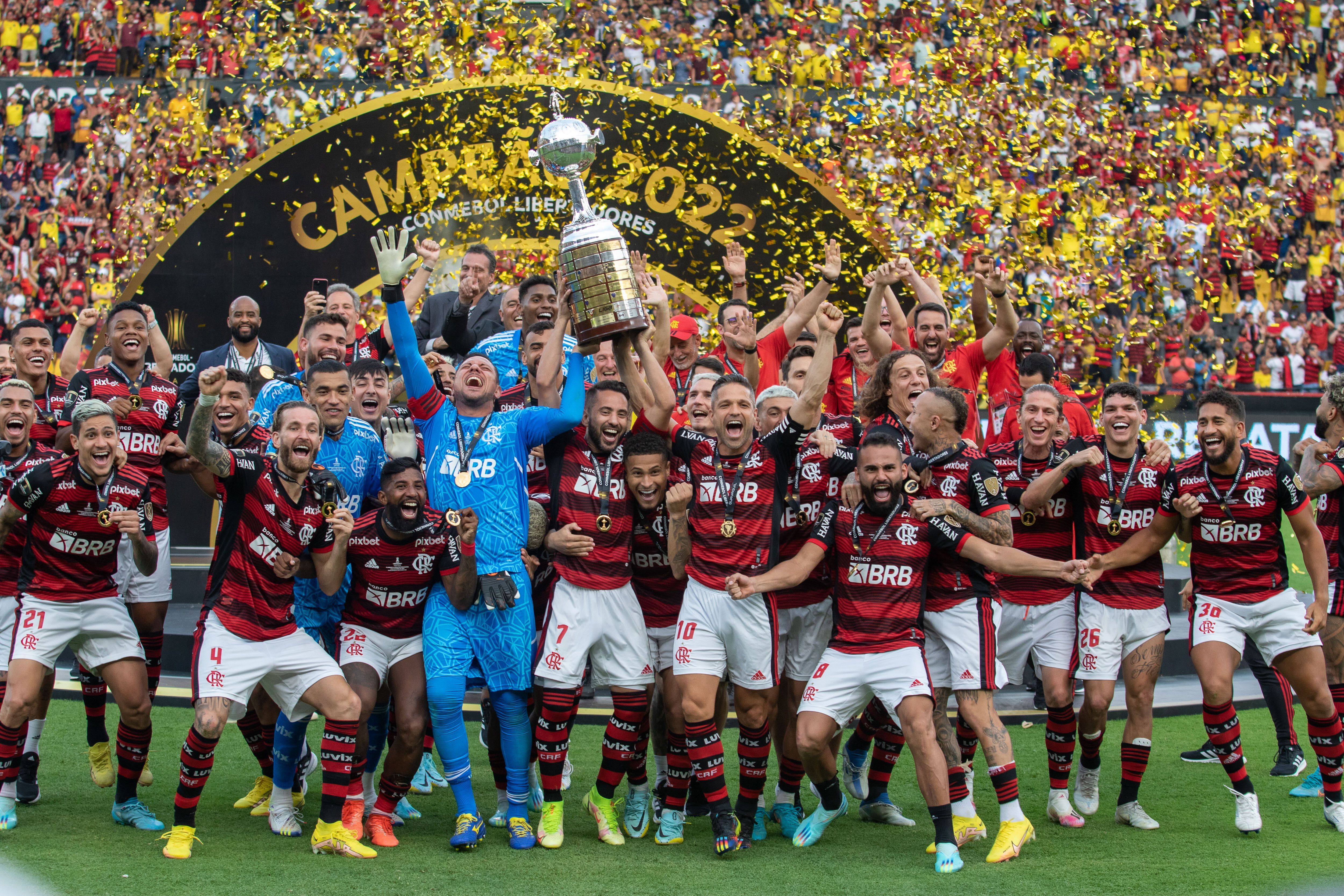 Jogadores do Flamengo comemoram título da Libertadores 2022 contra o Athletico-PR