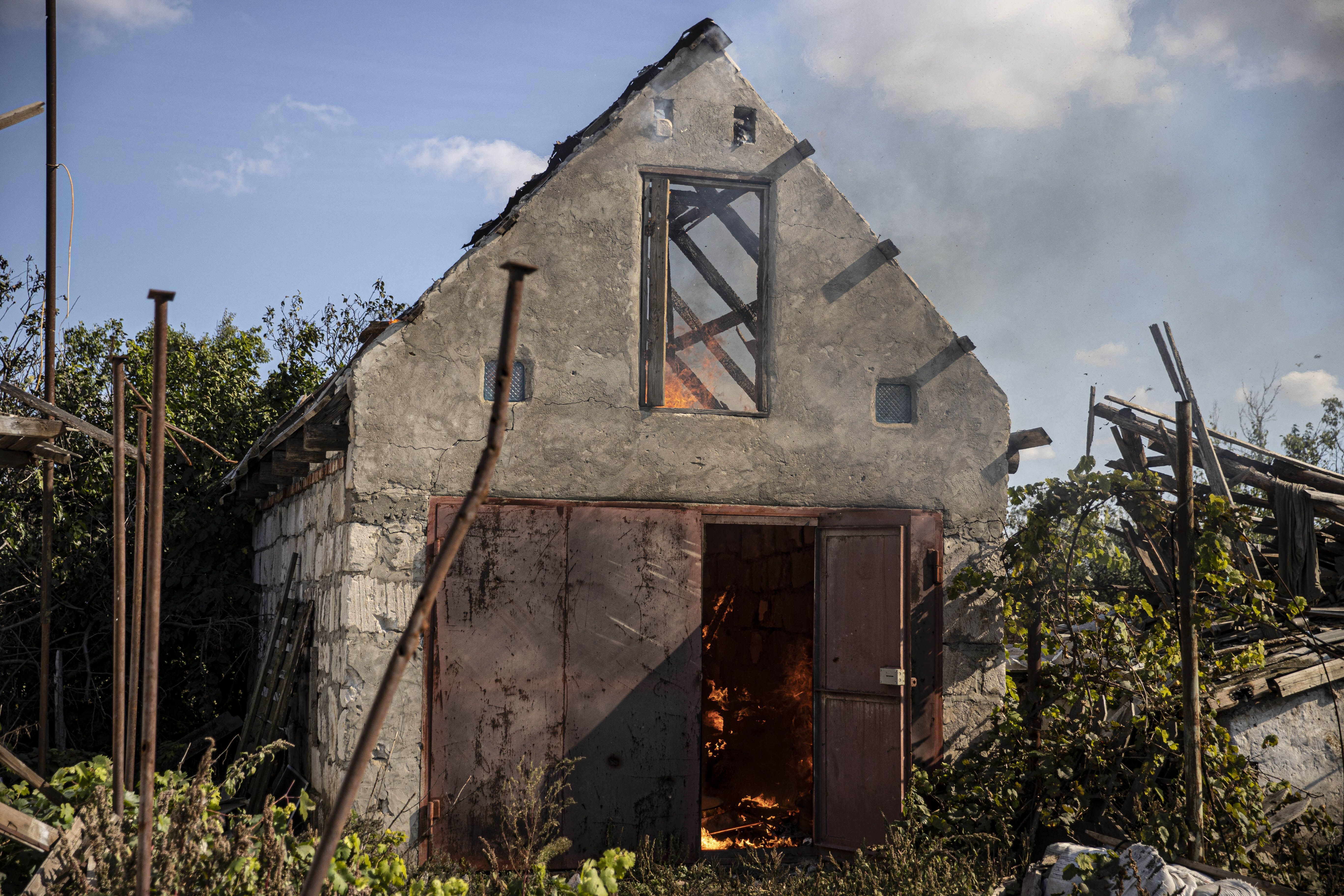 KHERSON, UCRÂNIA - 07 DE OUTUBRO: Uma vista da vila danificada, localizada na fronteira da região de Kherson, onde o controle foi novamente tomado pelas forças ucranianas, em meio ao contra-ataque da Ucrânia contra as forças russas na região sul de Kherson. dois lados na cidade de Kherson, localizada em Kherson Oblast, Ucrânia, em 07 de outubro de 2022. As forças ucranianas retomaram 29 assentamentos em Kherson em uma área de 400 quilômetros quadrados (cerca de 155 milhas quadradas) de 1 a 6 de outubro, quando a contra-ofensiva foi lançada em 29 de agosto continua, de acordo com informações fornecidas pelos funcionários. (Foto por Metin Aktas/Agência Anadolu via Getty Images)