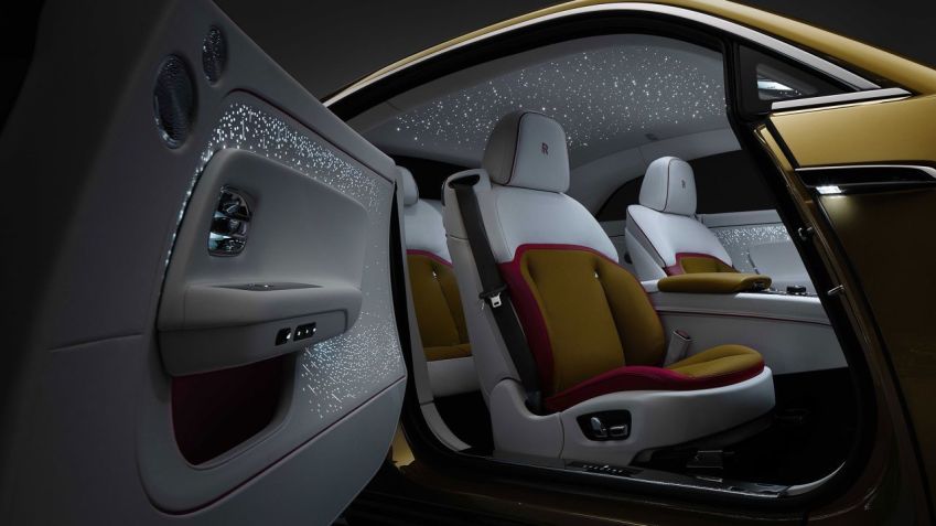A marca britânica oferece há anos um recurso chamado “Starlight Headliner”, que preenche o teto com milhares de pequenas luzes / Rolls-Royce
