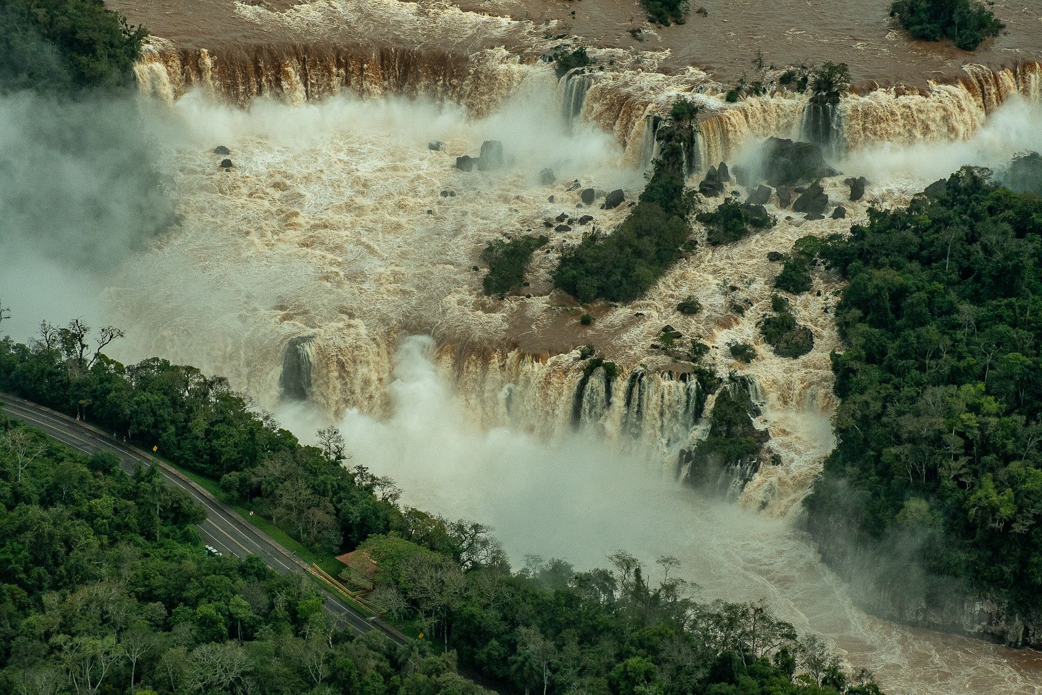 Cataratas do Iguaçu: com vazão acima da média, uma parte da passararela do lado argentino do parque desapareceu; local estava fechado para visitantes