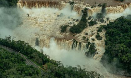 Parte da passarela do lado argentino das Cataratas do Iguaçu cede após alta vazão