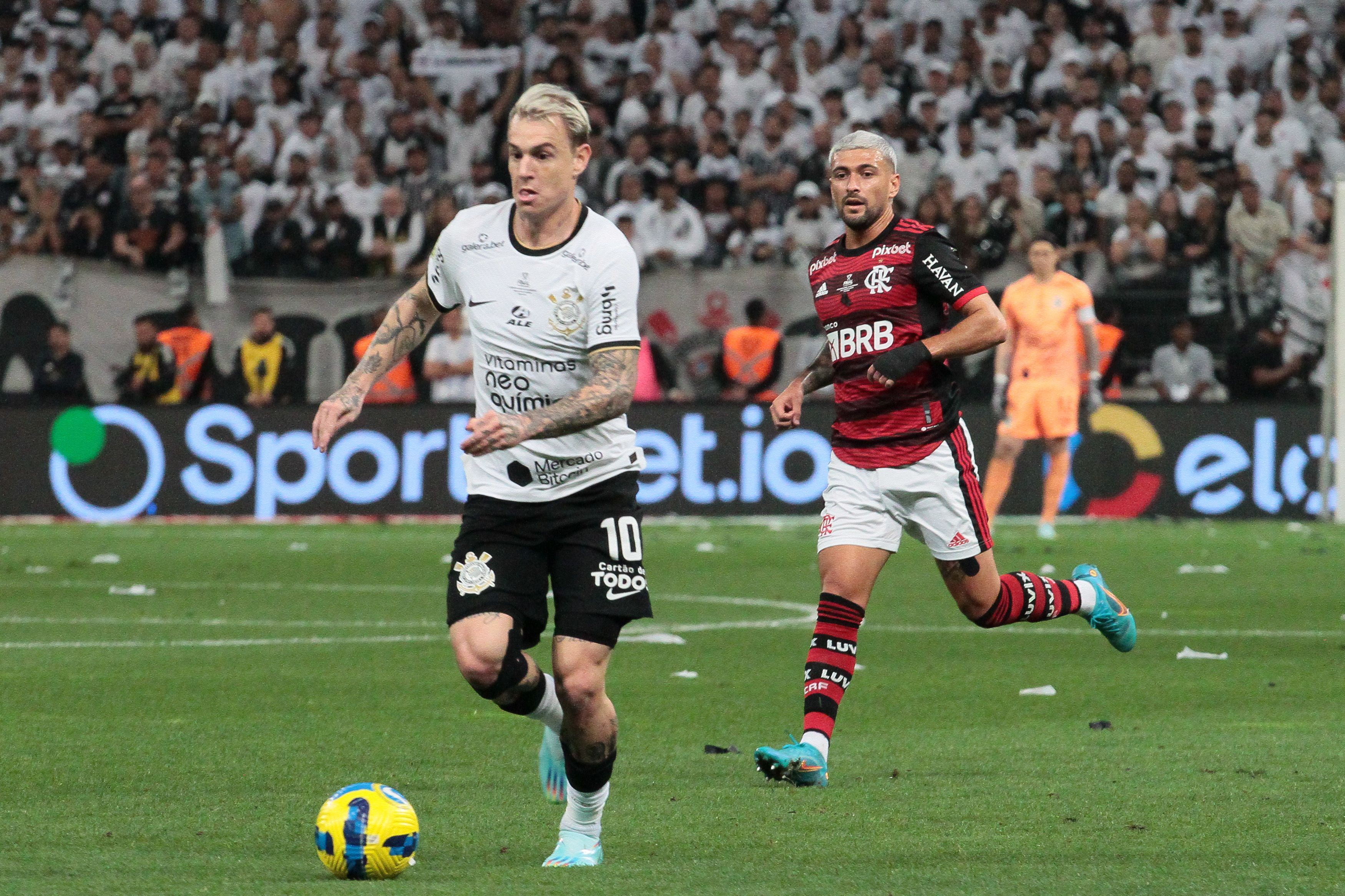 Atacante Róger Guedes, do Corinthians, durante o primeiro jogo da final da Copa do Brasil 2022 contra o Flamengo / Peter Leone/O Fotográfico/Estadão Conteúdo