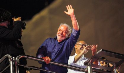 Lula volta a São Paulo após descanso na Bahia e deve liderar equipe de transição