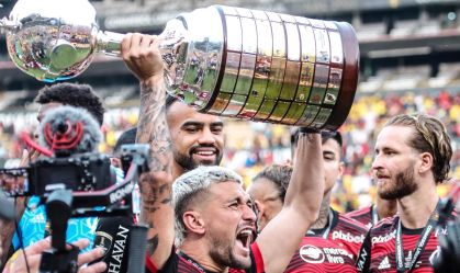 Jogadores do Flamengo com a taça da Libertadores 2022