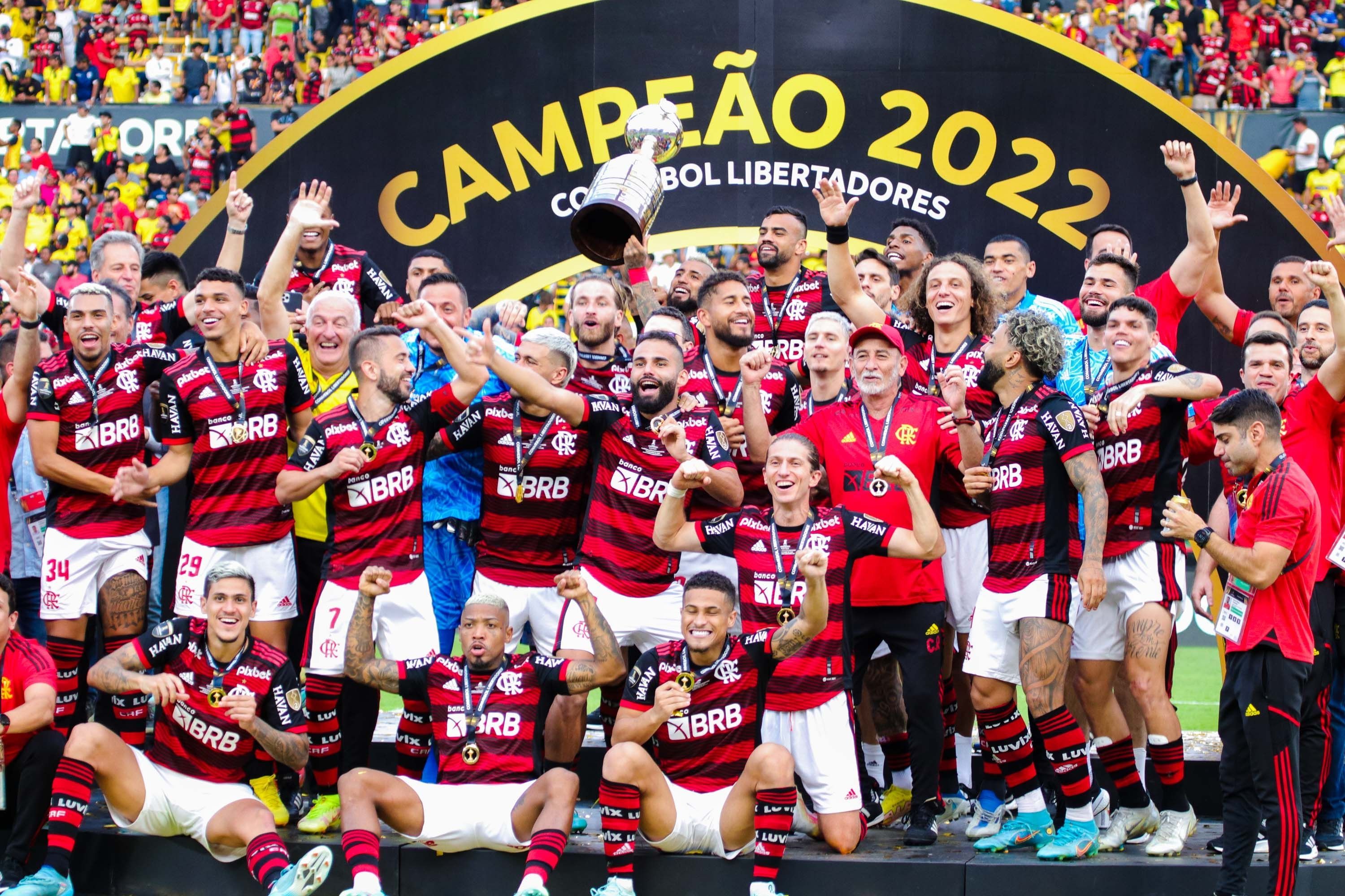 Jogadores do Flamengo comemoram título da Libertadores 2022 contra o Athletico-PR