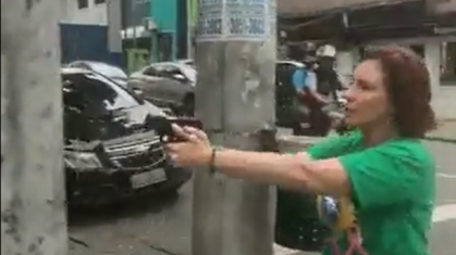 Carla Zambelli é gravada com uma arma em punho na capital paulista