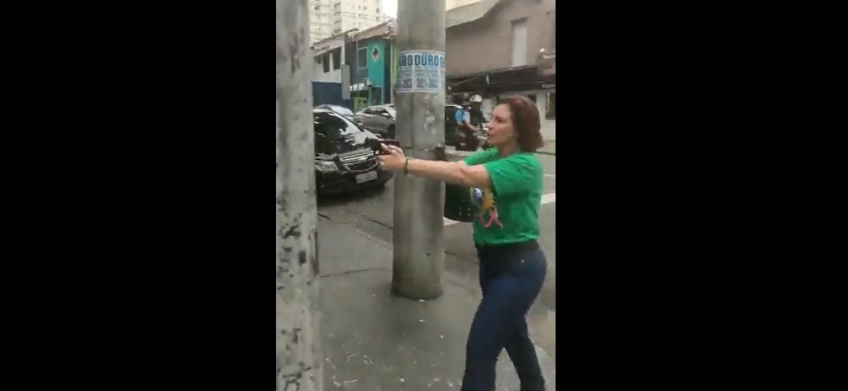 Carla Zambelli é gravada com uma arma em punho na capital paulista / Reprodução