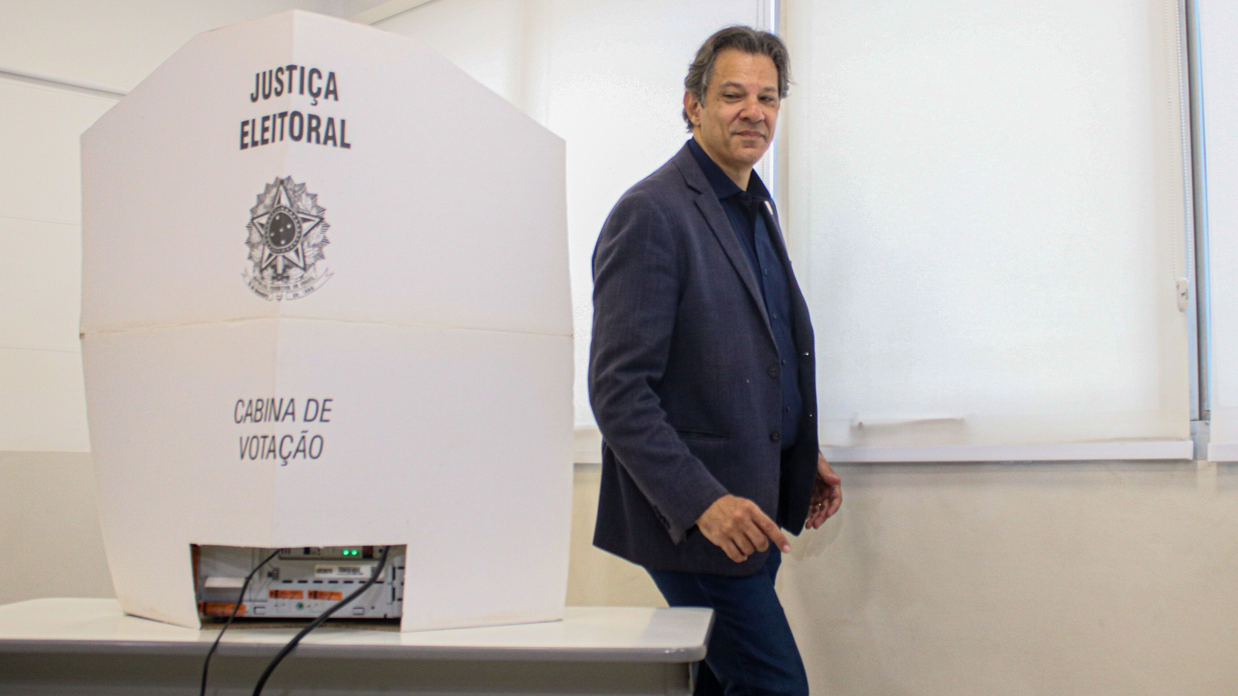 Haddad chega para votar no Colégio Catamarã, em São Paulo, acompanhado da esposa