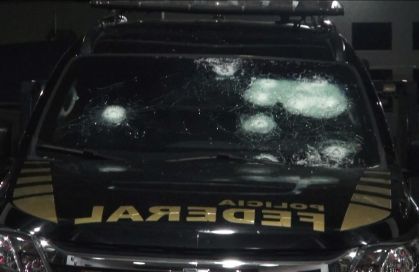 Viatura da Polícia Federal que foi atingida por tiros disparados pelo ex-deputado Roberto Jefferson (PTB)