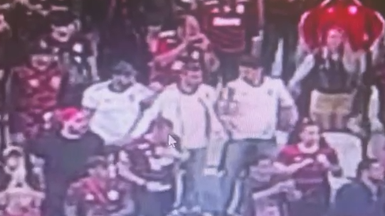 Torcedor do Flamengo lançou bomba de pequeno porte contra a torcida do Corinthians no primeiro jogo da final da Copa do Brasil 2022