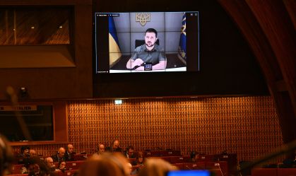 O presidente ucraniano Volodymyr Zelenskyy se dirige aos membros do parlamento via vídeo ao vivo no Conselho da Europa em Estrasburgo, França, em 13 de outubro de 2022. (Foto de Mustafa Yalcin/Agência Anadolu via Getty Images)