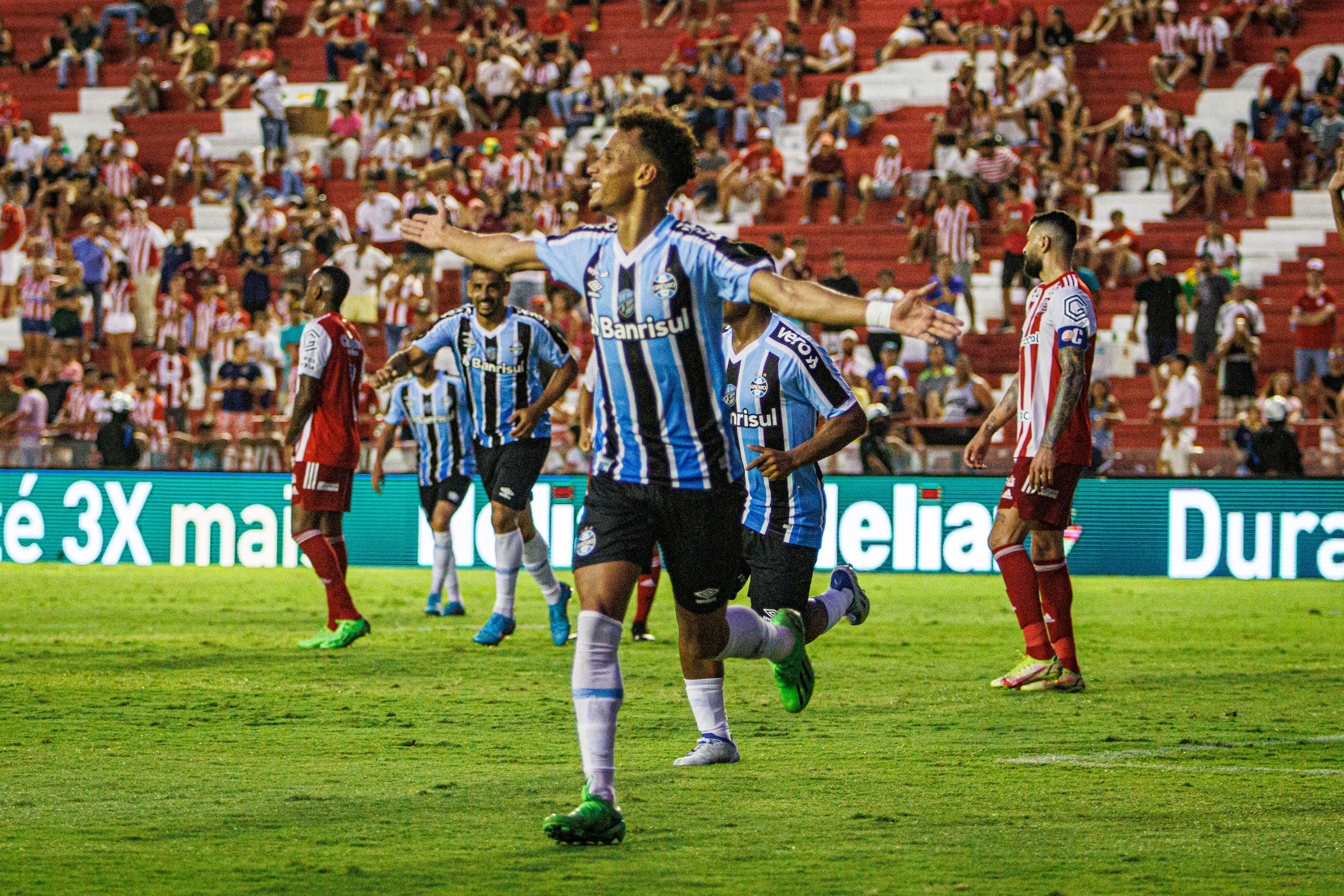 Autor de dois gols, Bitello comemora vitória que garantiu volta do Grêmio à Série A