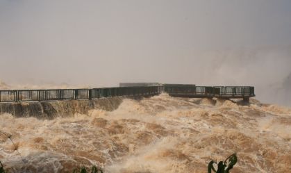 Cataratas do Iguaçu atingem vazão de 16 milhões de litros por segundo