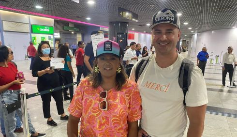 Casal Fernanda e Leandro Escoralique, do Rio de Janeiro, iam ficar seis dias no Arquipélago de Fernando de Noronha, mas ficaram sem voo de volta
