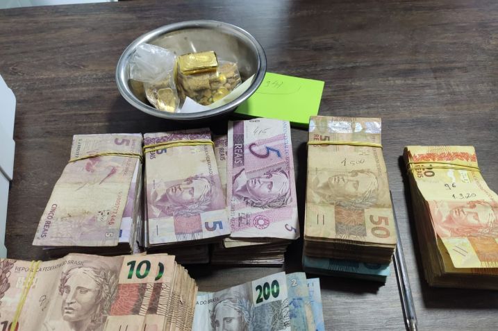 Ouro e dinheiro apreendidos pela Polícia Federal. Divulgação/Polícia Federal