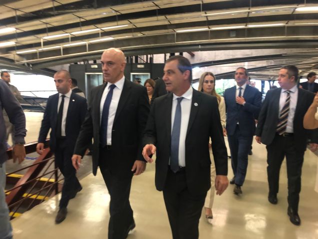 Presidente do TSE (Tribunal Superior Eleitoral), Alexandre de Moraes, chega ao Centro Cultural São Paulo para o teste com biometria. 30 de outubro de 2022.  Isabelle Saleme/CNN
