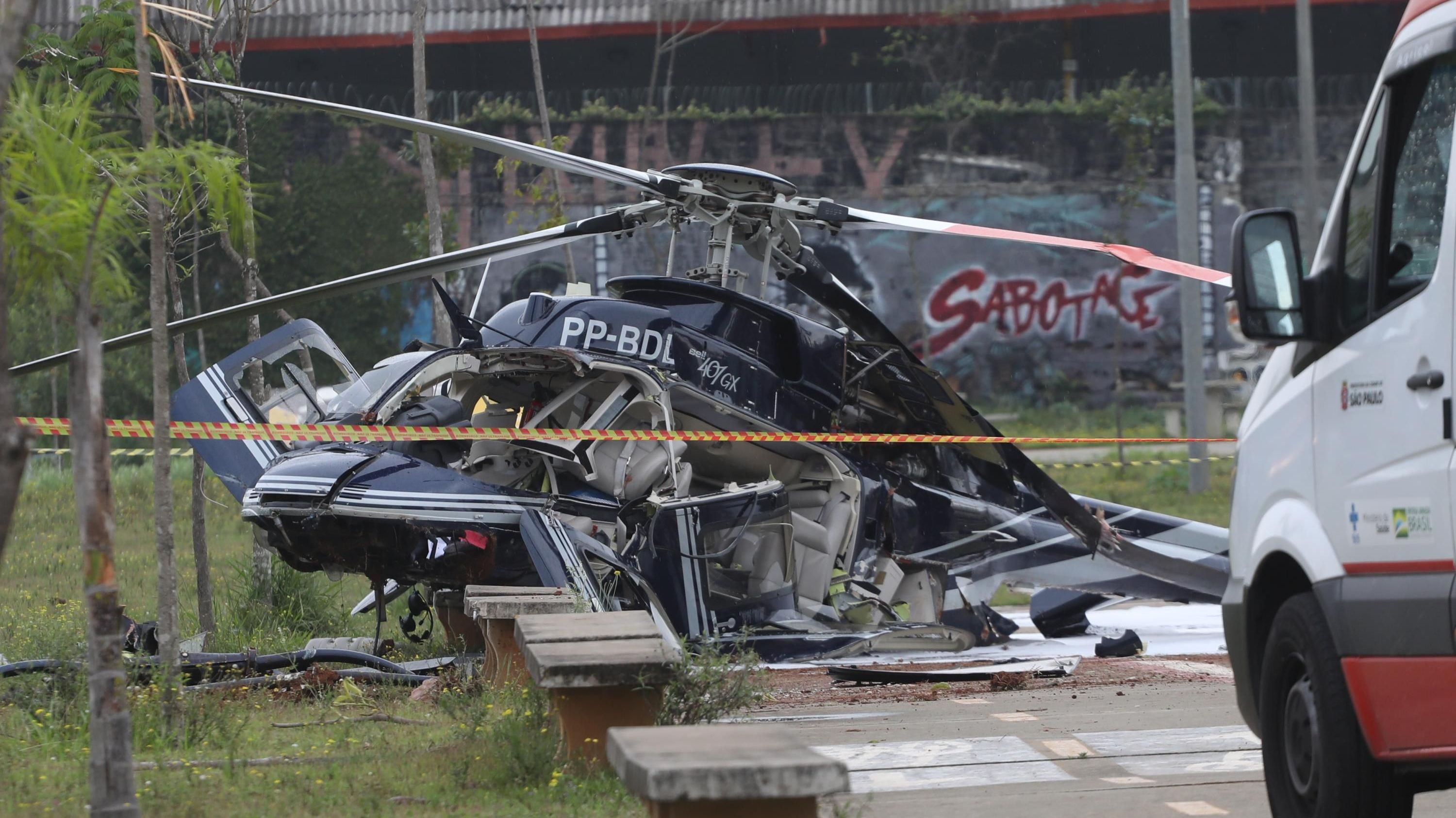 Helicóptero cai próximo a residências da Zona Sul de São Paulo (SP) 19/10/2022