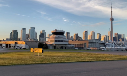 Dispositivo suspeito é desarmado em aeroporto de Toronto; 2 estão sob custódia