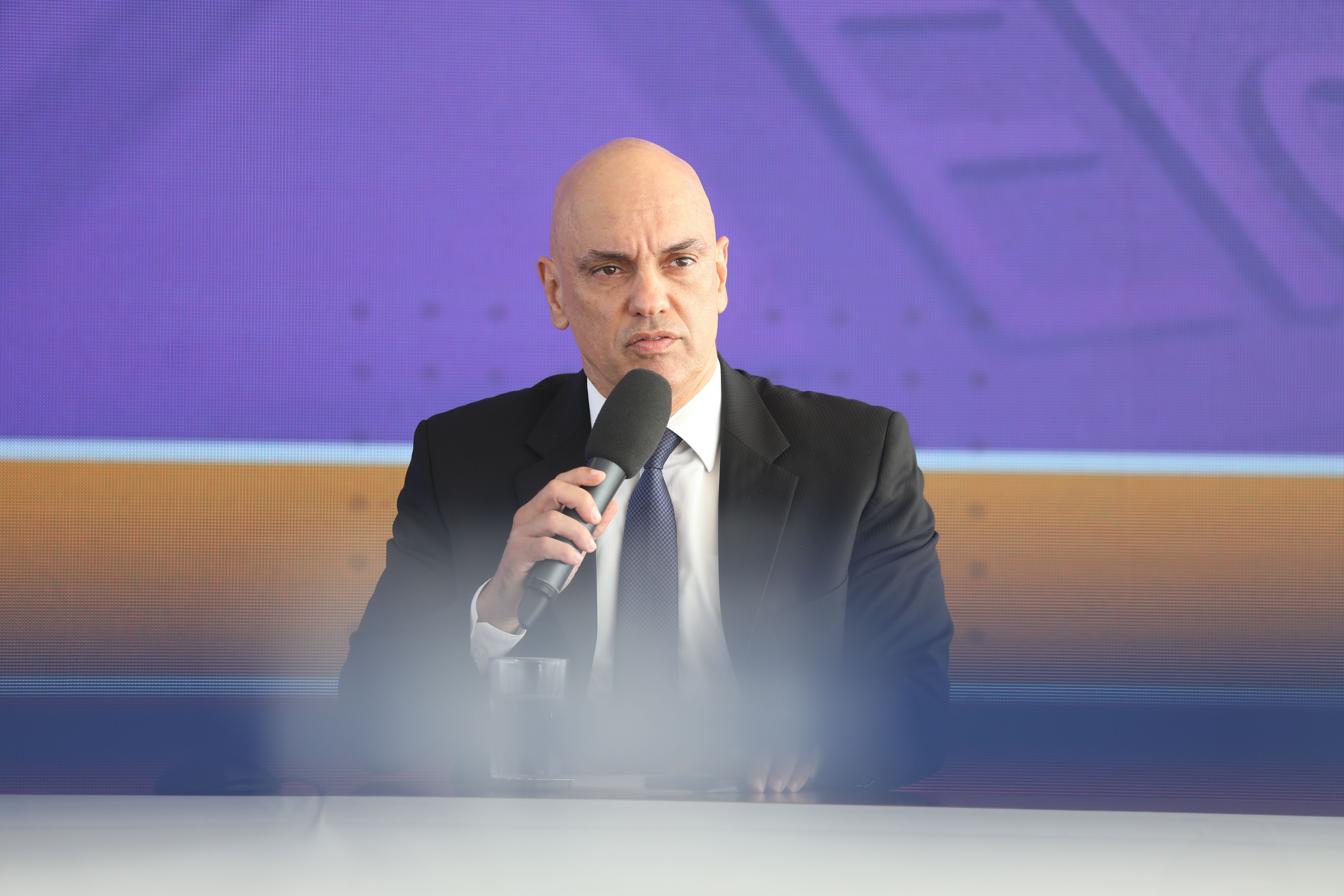 Alexandre de Moraes, presidente do Tribunal Superior Eleitoral (TSE), durante coletiva neste domingo (30)