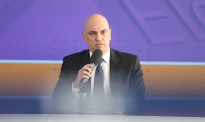 Alexandre de Moraes, presidente do Tribunal Superior Eleitoral (TSE), durante coletiva neste domingo (30)