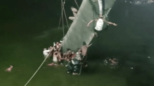 Ponte suspensa desaba na Índia e deixa ao menos 40 mortos