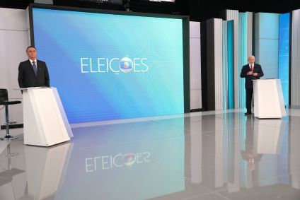 Lula e Bolsonaro posicionados para o último debate presidencial do segundo turno