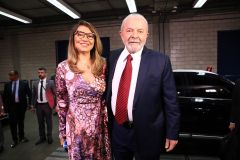 Lula, ao lado de Janja, instantes antes do debate presidencial.