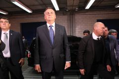 Bolsonaro instantes antes do debate presidencial.
