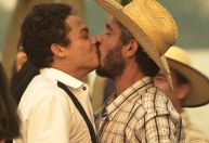 Ator celebra aceitação a beijo gay no último capítulo da novela Pantanal