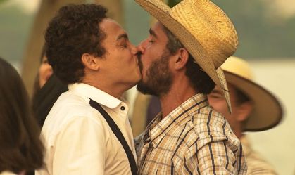 Ator celebra aceitação a beijo gay no último capítulo da novela Pantanal