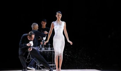 Look da semana: Bella Hadid e seu vestido criado com spray em plena passarela